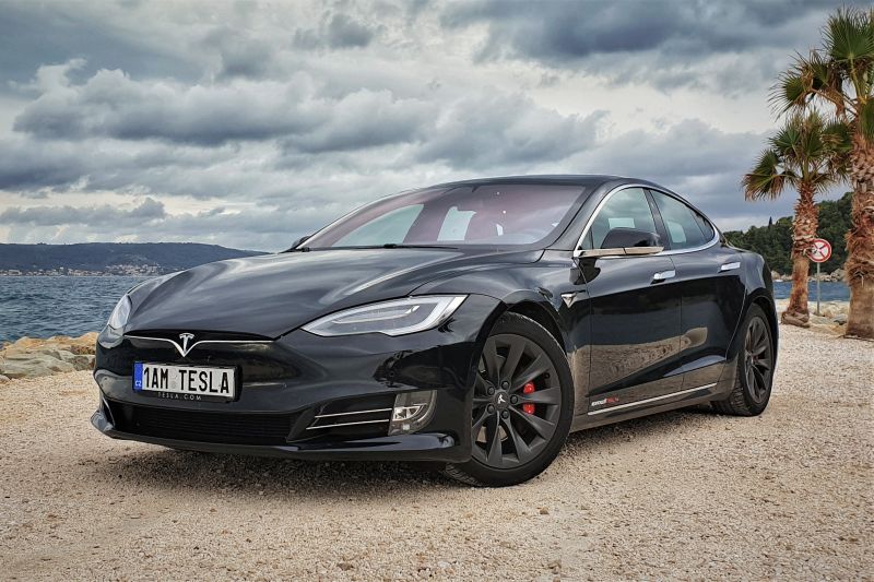 title image of Tesla Model S Performance - 800 horsepower and 80,000 km almost free