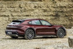 Porsche Taycan Cross Turismo - Cherry Metallic