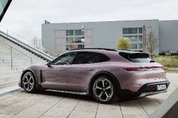 Porsche Taycan Cross Turismo - Frozen Berry Metallic 