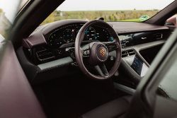 Porsche Taycan Cross Turismo - Frozen Berry Metallic dashboard