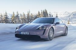 Porsche Taycan Sport Turismo - Frozen Berry