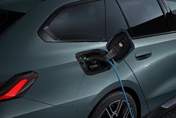 BMW i5 Touring - charging port