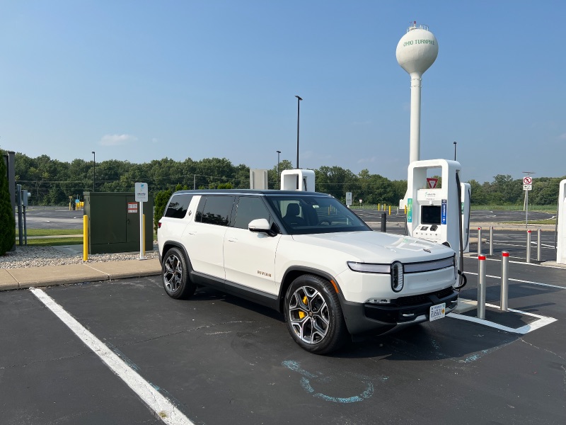 記事タイトルの表紙画像: The Rivian R1S is Essentially a Luxurious Electric Land Cruiser. . .Fast, Spacious, and Capable.